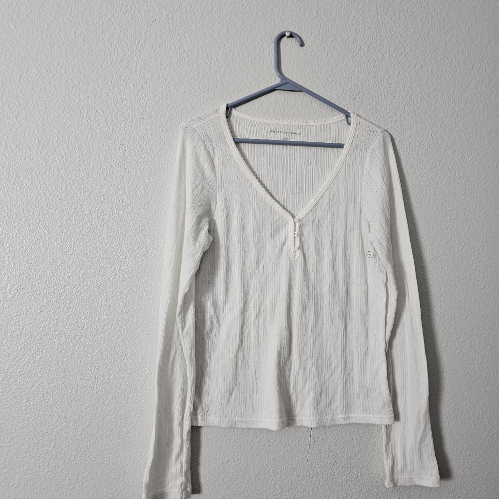 AE Women’s White Long-Sleeve V-Neck Top Sz L